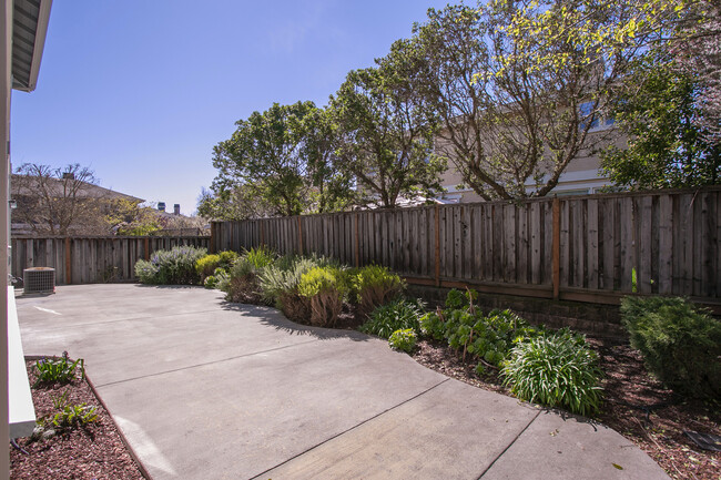 Building Photo - 4 bed/2.5 bath House + 2 car garage