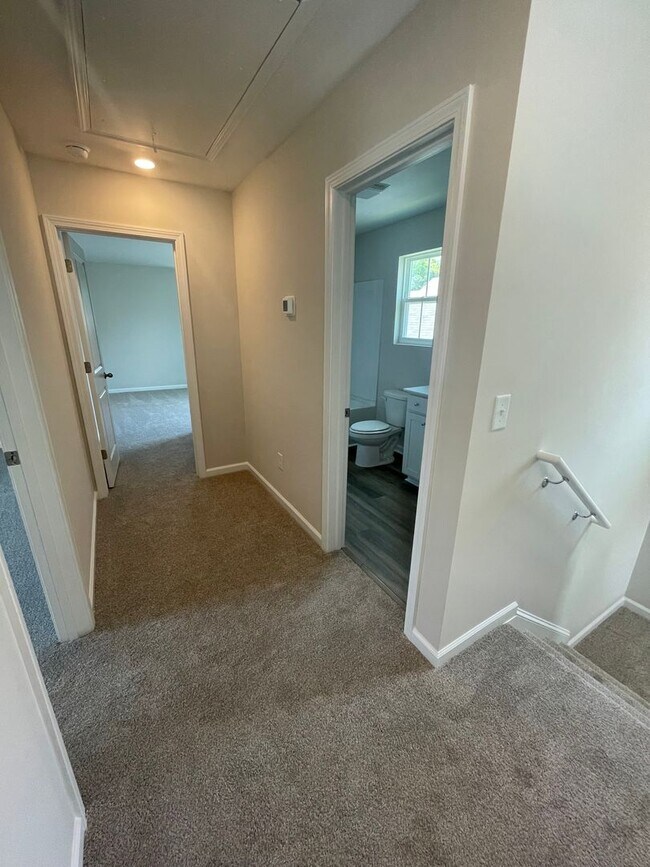 Building Photo - 3 BR Home in River Oaks!