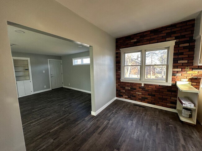 Building Photo - 1946 St Lawrence Ave