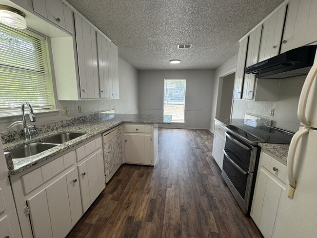 Building Photo - Two bedroom 1 bath with great space on qui...