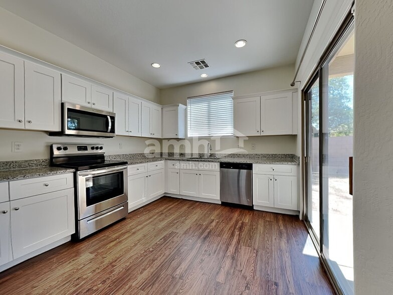 Building Photo - 12751 W Glenrosa Dr