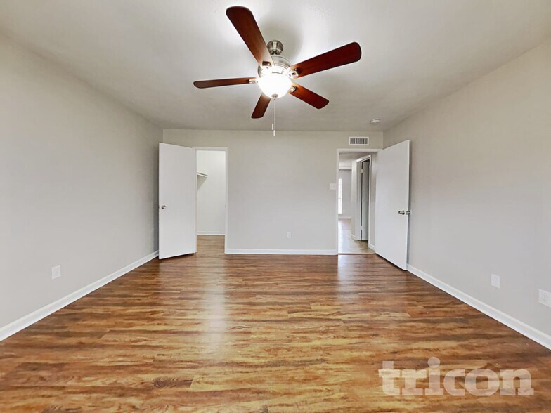 Building Photo - 5030 Ridgecreek Dr