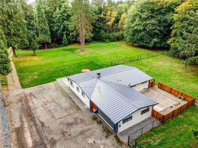 Building Photo - Wonderful Spacious 3-Bedroom 3 Bath with Over an Acre of Land with a Private Gate!