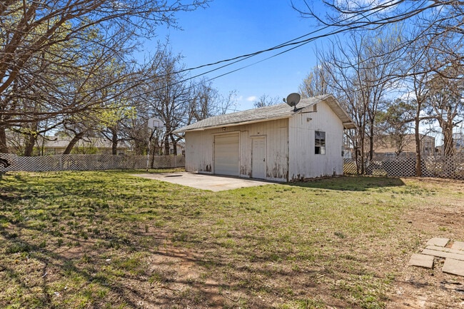 Building Photo - 6608 SE 15th St