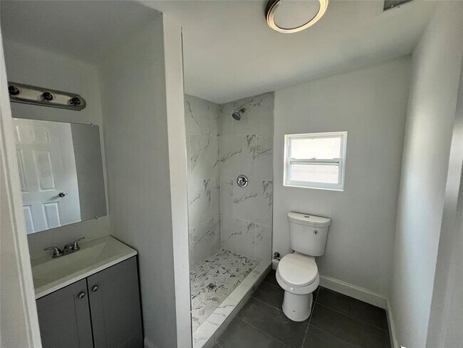 Building Photo - 422 SW 4th Ave