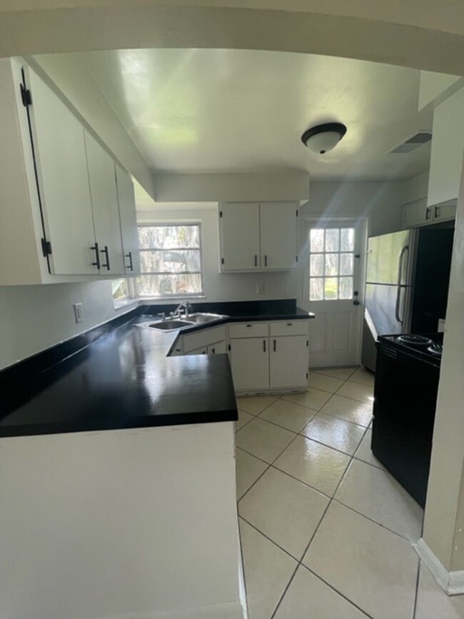 Building Photo - 3 Bed 2 full Bathroom Home Pet Friendly Se...