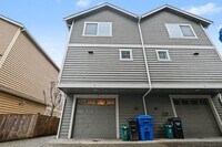 Building Photo - Move in ready refreshed 3 bed 2.5 bath town home
