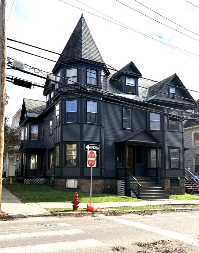 Building Photo - 55 Buell St