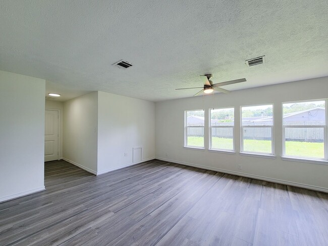 Building Photo - This fully renovated 3-bedroom, 2-bath home features a modern kitchen, large master suite with a ...