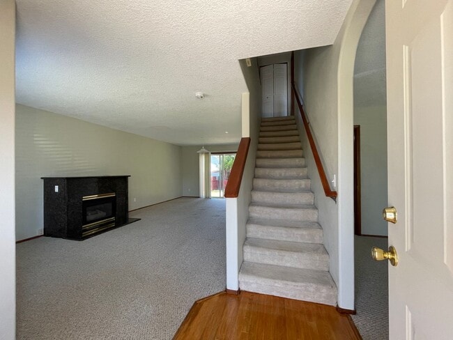 Building Photo - Bright 3 Bedroom 2.5 Bathroom House ~ Wash...