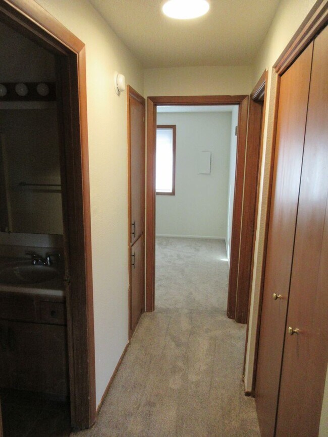 Building Photo - Two Bedroom Apartment w/ Washer and Dryer