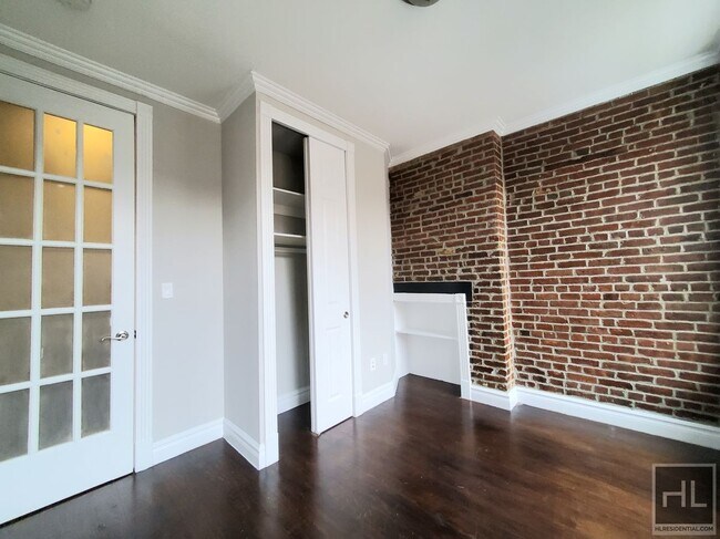 Building Photo - Mott Street