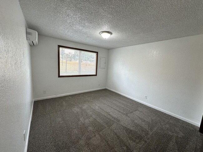 Building Photo - 1821 Peachtree Ln