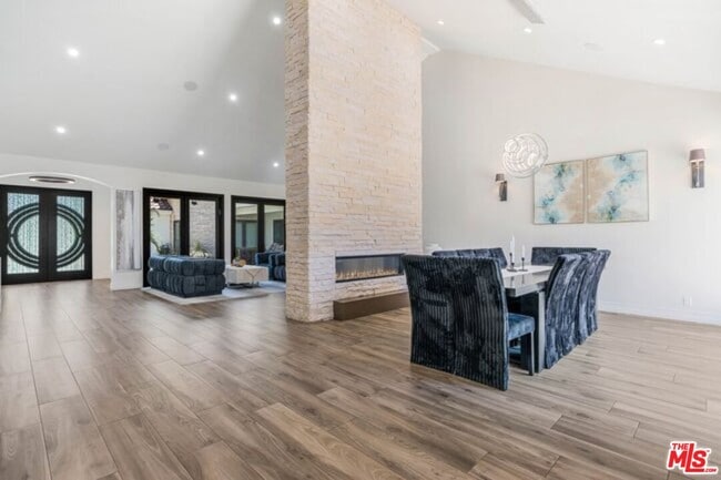 Building Photo - 17520 Embassy Dr