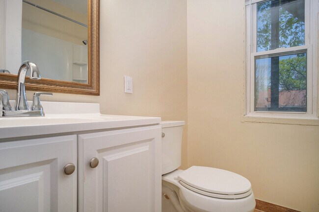 Building Photo - 1321 Bemis St SE