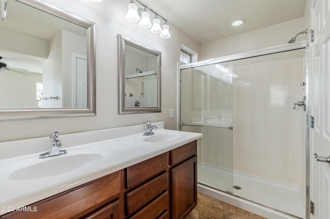 Building Photo - 3983 E Cat Balue Dr