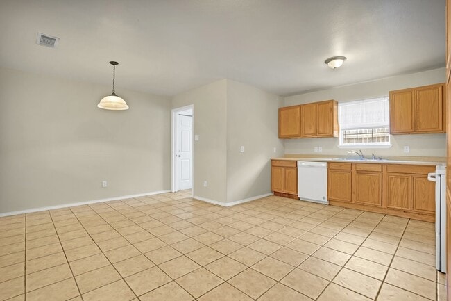 Building Photo - 560 Perch Rd