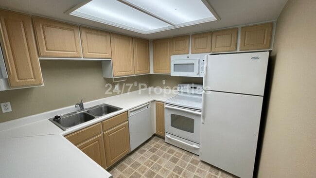 Building Photo - Beautiful 2 BD | 2 BA Condo w/ Amenities- ...