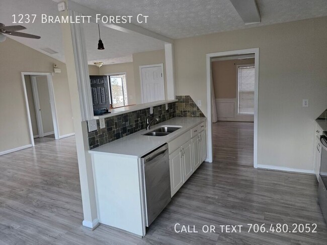 Building Photo - 5-bedroom, 3-bathroom Home just minutes to...