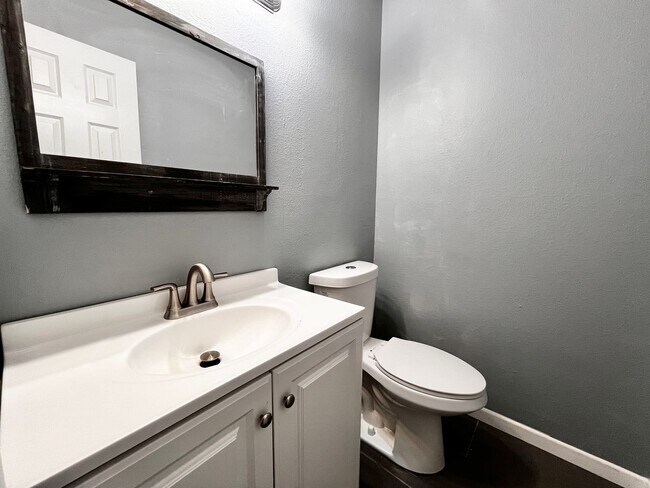 Building Photo - Amazing 4/2.5 in Prime Location! Minutes from Texas Tech and Hospitals!