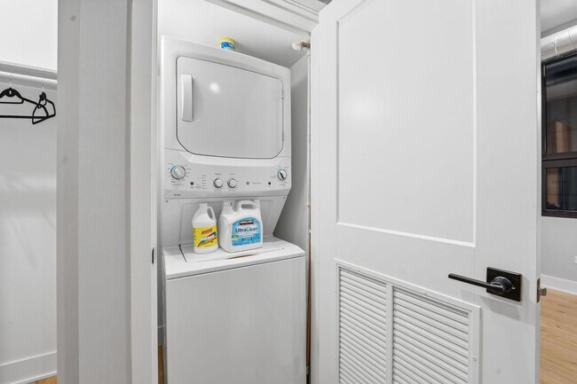 Building Photo - 6044 N Winthrop Ave