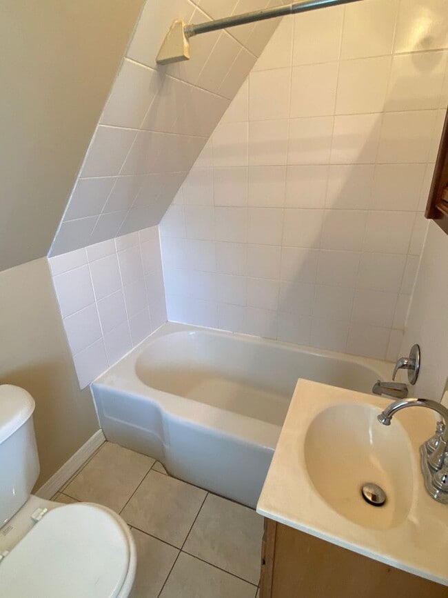 Building Photo - Cute studio for rent in the historic River...
