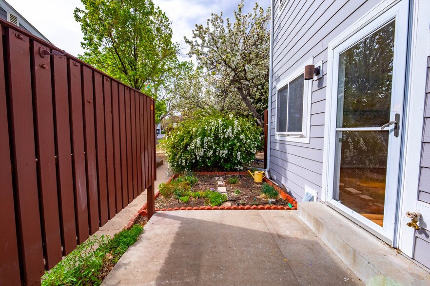 Private patio with private garden space - 3720 Iris Ave