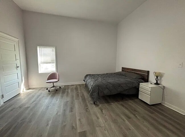 Building Photo - Large 4 Bedroom 4 bath house