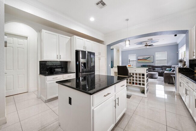 Building Photo - 658 Cresta Cir
