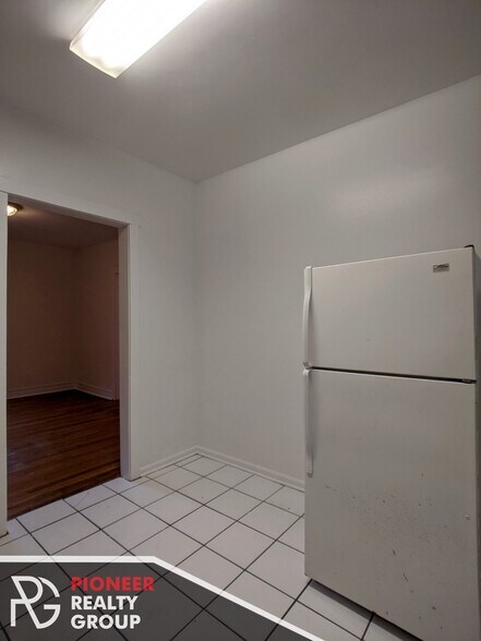 Building Photo - 812 W Waveland Ave