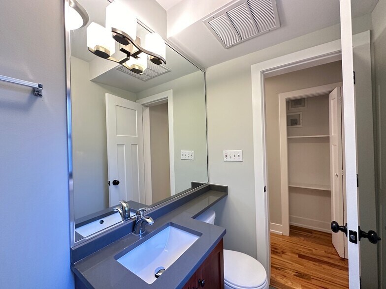 Building Photo - 562 W Arlington Pl