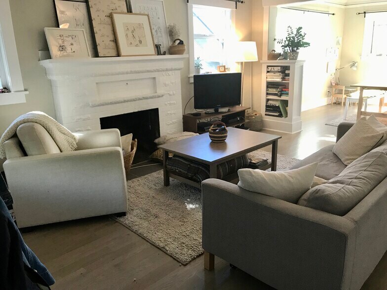 Living Room - 906 W Howe St