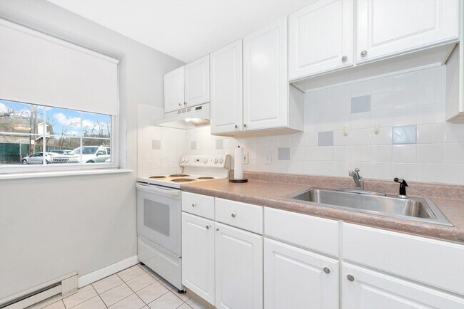 Building Photo - 7 Colonial Village Dr