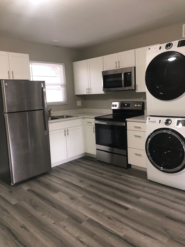 Building Photo - Beautifully Renovated Two Bedroom Apartmen...