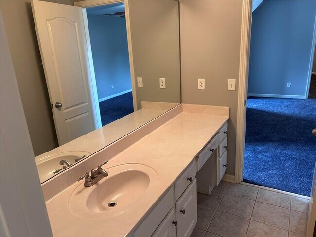 Building Photo - 4901 Planters Walk