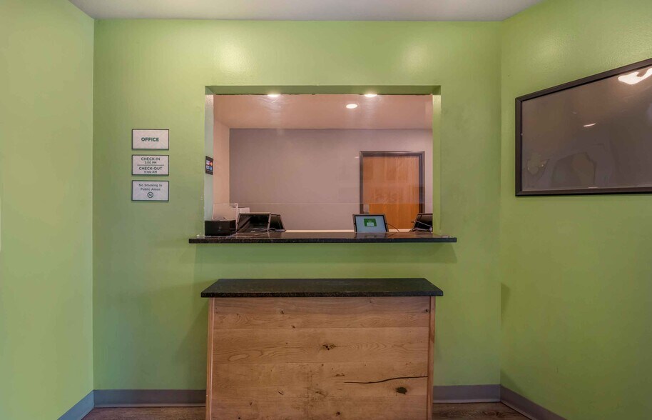 Building Photo - Furnished Studio-Springdale