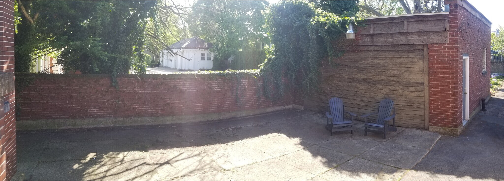 patio area - 542 6th W St