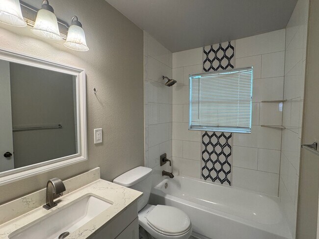 Building Photo - Move in Ready - 4 bedroom 2 bath