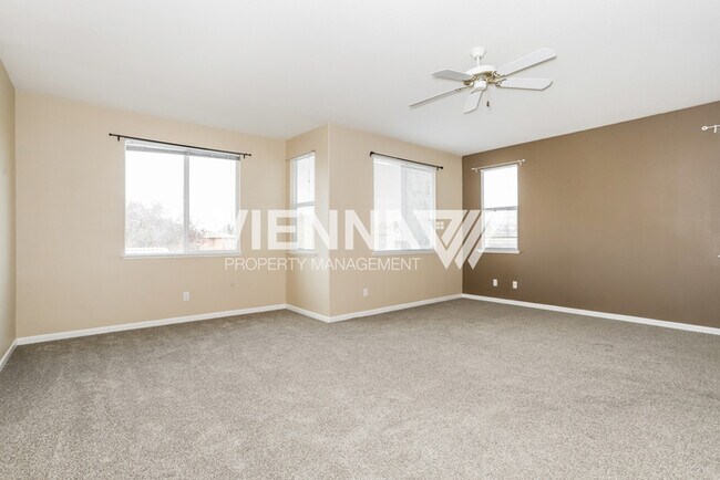 Building Photo - Beautiful 4 Bedroom + Study in Desirable Neighborhood