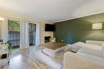 Building Photo - 7707 Meadow Park Dr