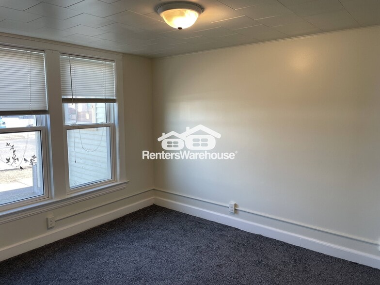 Building Photo - 204 W Grand Ave