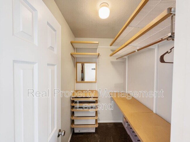 Building Photo - 3211 Roundtree Ln