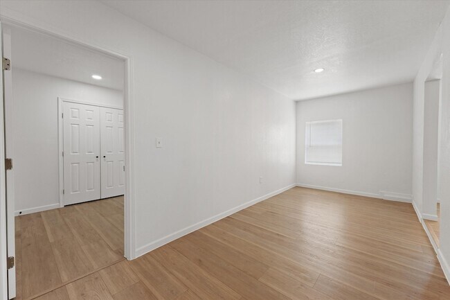 Building Photo - 702 Lowe Dr