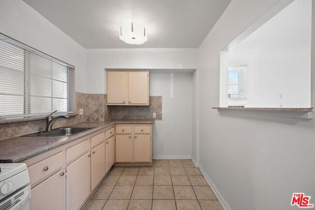 Building Photo - 435 1/2 W Elk Ave