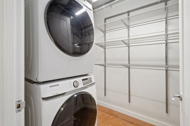 Building Photo - Exquisite 1BD/1.5BTH Condo Unit in the Pea...