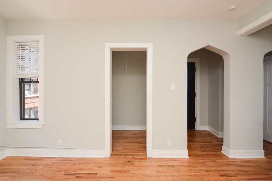 Building Photo - 4414 N Wolcott Ave