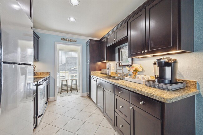 Building Photo - 7000 Seawall Blvd