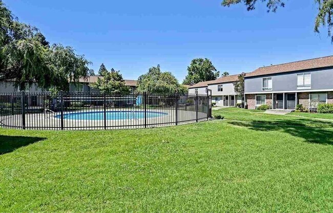 Building Photo - 3370 Northwood Dr.