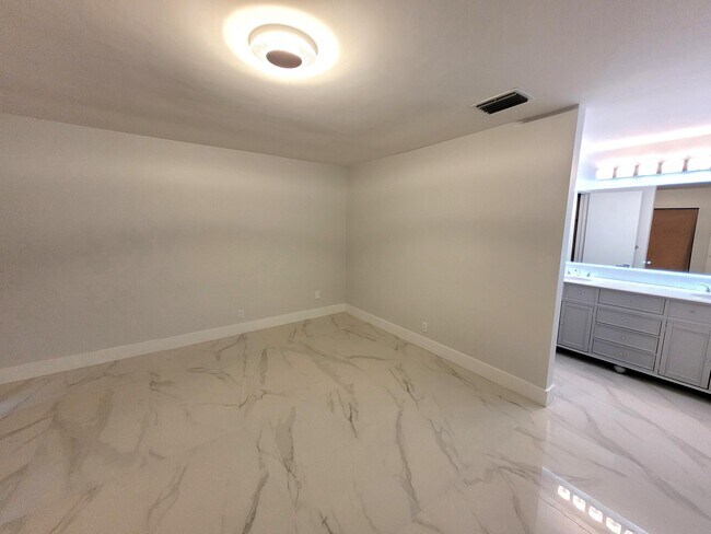 Building Photo - 4105 N 48th Ave