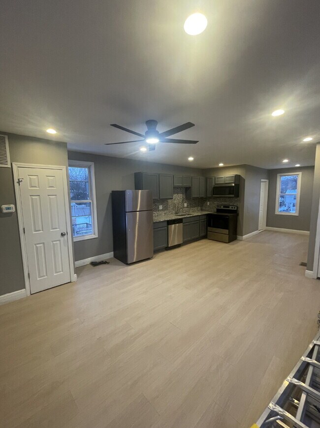 Building Photo - 3 Bedroom Fresh Renovation in Leetsdale!